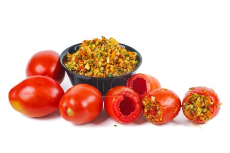 Foto de Tomates: enteros, vacíos y rellenos de verduras aisladas sobre fondo blanco - Imagen libre de derechos