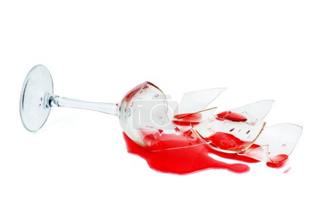 Zersplittertes Weinglas auf weißem Hintergrund. Rotwein vergossen, wie Blut.