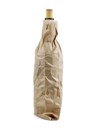 Téléchargez les photos : Bouteille de vin dans un sac en papier brun isolé sur fond blanc - en image libre de droit