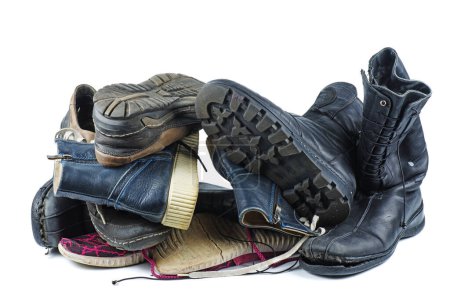 Foto de Montón de botas viejas aisladas sobre el fondo blanco - Imagen libre de derechos