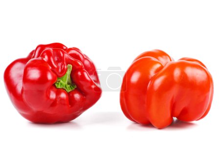 Téléchargez les photos : Deux poivrons rouges géants isolés sur le fond blanc - en image libre de droit