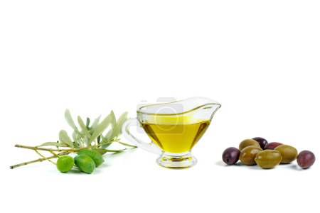 Foto de Delicioso aceite de oliva, aceitunas negras y verdes con hojas aisladas sobre un fondo blanco - Imagen libre de derechos