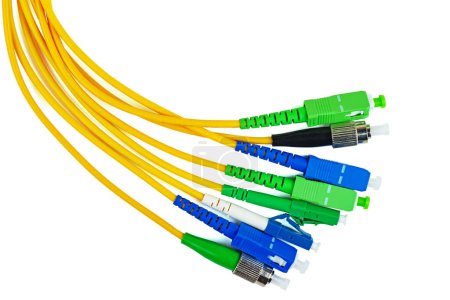 Cables de cable de conexión de fibra óptica sobre fondo blanco