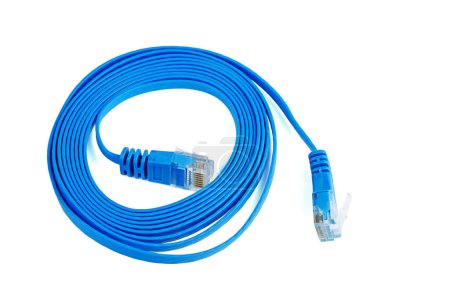 Flaches blaues Ethernet (Kupfer, RJ45) Patchkabel isoliert auf weißem Hintergrund