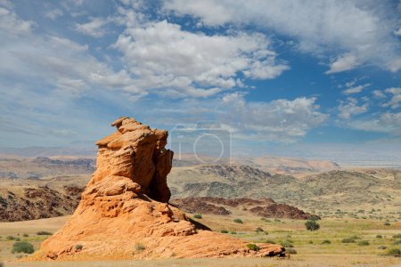 Foto de Paisaje montañoso escénico con roca arenisca rugosa y cielo nublado, norte de Namibia - Imagen libre de derechos