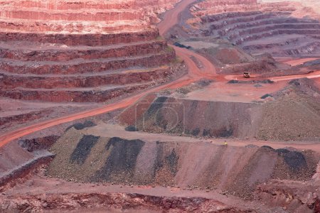Téléchargez les photos : Grande mine de fer à ciel ouvert montrant les différentes couches de sol et de minerai riche en fer - en image libre de droit