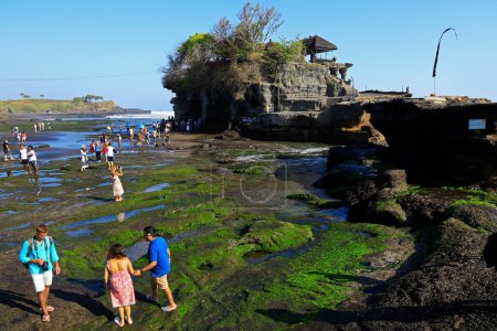Téléchargez les photos : Tabanan, Bali, Indonésie - 3 septembre 2019 : Le célèbre temple Tanah Lot avec des touristes en visite - l'un des sept temples marins autour de la côte balinaise - en image libre de droit