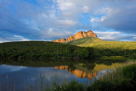 Foto de Paisaje montañoso escénico con reflexión sobre el agua, Parque Nacional Marakele, Sudáfrica - Imagen libre de derechos