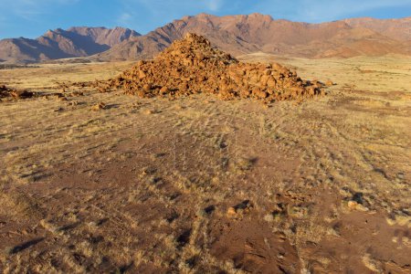 Foto de Paisaje desértico escénico con rocas y pastizales áridos, montaña Brandberg, Namibia - Imagen libre de derechos