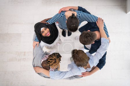 Vue de dessus d'un groupe diversifié de personnes symbolise l'unité. Photo de haute qualité