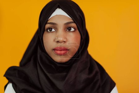 Photo pour Femme musulmane avec un beau sourire portant une pose de hijab dans le studio. Photo de haute qualité - image libre de droit