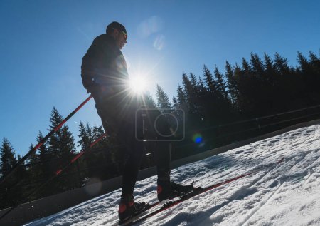 Téléchargez les photos : Ski nordique ou ski de fond technique classique pratiquée par l'homme dans un magnifique sentier panoramique le matin. Photo de haute qualité - en image libre de droit
