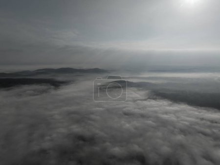 Foto de Imágenes aéreas de aviones no tripulados de niebla brumosa soplando sobre el bosque de pinos en una hermosa mañana. Imágenes aéreas de árboles de abetos en las colinas de las montañas. Copiar el espacio fondo natural. Hola calidad 4K video - Imagen libre de derechos