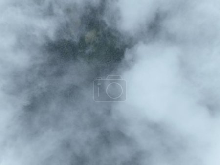 Foto de Clima lluvioso en montañas. Niebla brumosa que sopla sobre el bosque de pinos. Imágenes aéreas de árboles de abetos en las colinas de las montañas en el día brumoso. Niebla matutina en el hermoso bosque. Hola calidad 4K video - Imagen libre de derechos