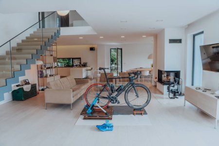 Foto de Foto de una bicicleta de triatlón en la sala de estar lista para entrenar en casa debido al virus corona. Foto de alta calidad - Imagen libre de derechos