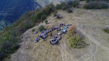 Téléchargez les photos : Vue aérienne par drone des quads de VTT sur un sentier de terre dans les forêts. Les passionnés de club d'équipe hors route s'amusent en conduisant des routes de campagne. Images 4k de haute qualité - en image libre de droit