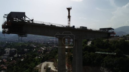 Téléchargez les photos : Vue aérienne du drone sur la route du pont routier en construction. Construction du viaduc sur la nouvelle route moderne. Images 4K de haute qualité - en image libre de droit