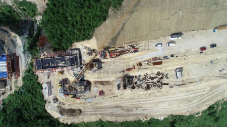 Téléchargez les photos : Vue aérienne du drone sur la route du pont routier en construction. Construction du viaduc sur la nouvelle route moderne. Images 4K de haute qualité - en image libre de droit