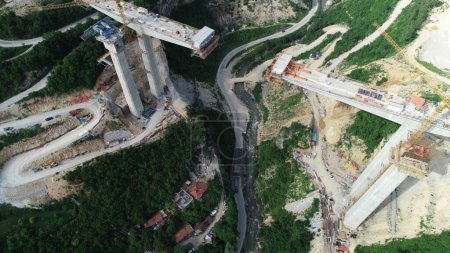 Foto de Vista aérea del avión no tripulado en la carretera puente carretera en construcción. Construcción del viaducto en la nueva carretera moderna. Imágenes 4K de alta calidad - Imagen libre de derechos