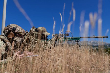 Téléchargez les photos : Sniper soldat assisté par un assistant pour observer la zone à cibler avec des lunettes de réalité virtuelle tactique moderne drone aérien technologie militaire - en image libre de droit