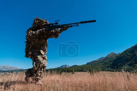 Téléchargez les photos : Soldat de l'armée tenant un fusil de sniper avec une lunette et marchant dans la forêt. guerre, armée, technologie et concept humain - en image libre de droit
