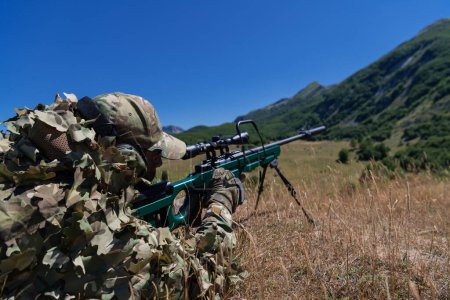 Téléchargez les photos : Soldat de l'armée tenant un fusil de sniper avec portée et visant dans la forêt. Concept de guerre, d'armée, de technologie et de personnes. - en image libre de droit