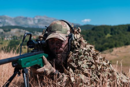 Téléchargez les photos : Soldat de l'armée tenant un fusil de sniper avec portée et visant dans la forêt. Concept de guerre, d'armée, de technologie et de personnes. - en image libre de droit