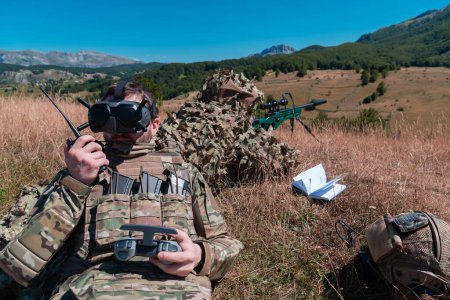 Foto de Soldado francotirador asistido por un asistente para observar el área a ser blanco de la guerra moderna táctica gafas de realidad virtual aéreo dron tecnología militar - Imagen libre de derechos