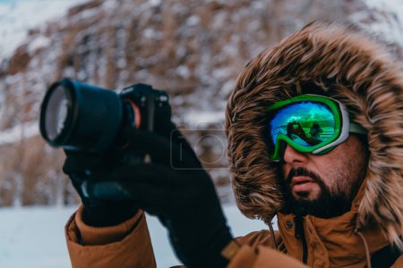 Téléchargez les photos : Un photographe dans les régions froides de Skavdinava tente de prendre une photo pour le journalisme dans une forte tempête hivernale. - en image libre de droit