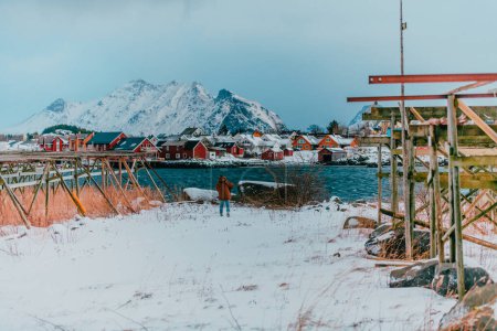 Foto de Camarotes y barcos tradicionales de pescadores noruegos. - Imagen libre de derechos