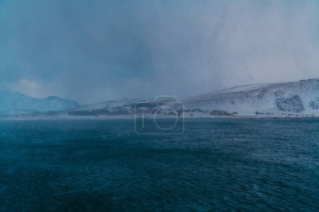 Téléchargez les photos : Côte norvégienne en hiver avec neige temps nuageux. Photo de haute qualité - en image libre de droit