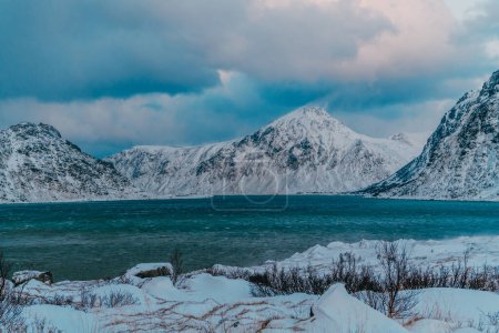 Foto de Costa de Noruega en invierno con mal tiempo nublado nieve. Foto de alta calidad - Imagen libre de derechos