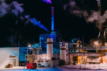 Foto de Fotografía nocturna de la mayor industria papelera de Escandinavia. - Imagen libre de derechos