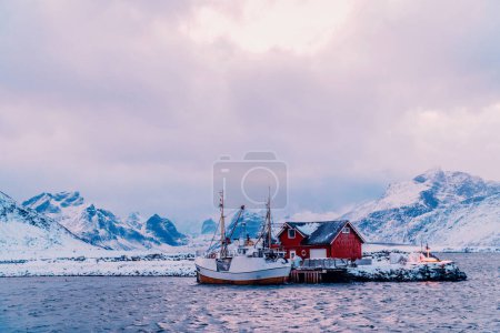 Téléchargez les photos : Cabines et bateaux de pêcheurs norvégiens traditionnels. - en image libre de droit
