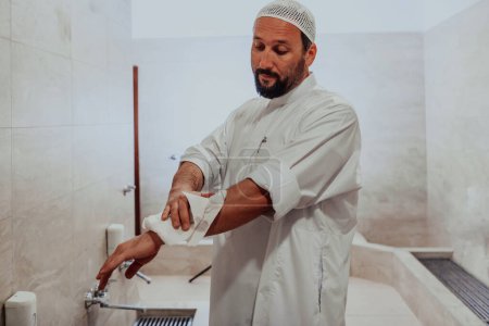 Téléchargez les photos : Portrait d'un homme en abdesthana à l'aide d'une serviette. - en image libre de droit