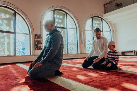 Téléchargez les photos : Un groupe de musulmans dans une mosquée moderne priant le namaz de prière musulman, pendant le mois sacré du Ramadan. - en image libre de droit