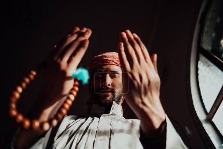 Foto de Hombre árabe musulmán rezando. Hombre musulmán religioso rezando dentro de la mezquita durante el ramadán. Foto de alta calidad - Imagen libre de derechos