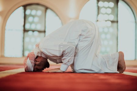 Foto de Un musulmán rezando en una mezquita moderna durante el sagrado mes musulmán de Ramadán. - Imagen libre de derechos