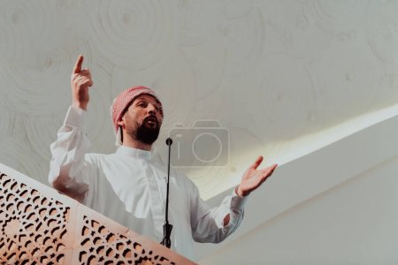 Téléchargez les photos : Musulmans arabique Imam a un discours le vendredi après-midi prière dans la mosquée. Les musulmans se sont rassemblés pour la prière du vendredi après-midi dans la mosquée et écoutent le discours de l'imam. - en image libre de droit