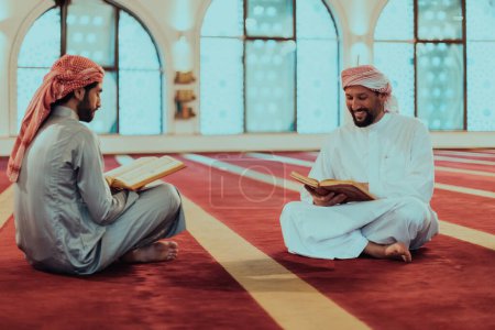 Foto de Un grupo de musulmanes leyendo el libro sagrado del Corán en una mezquita moderna durante la fiesta musulmana del Ramadán. - Imagen libre de derechos