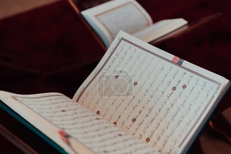 Téléchargez les photos : Photo du saint livre islamique du Coran dans une mosquée moderne. - en image libre de droit