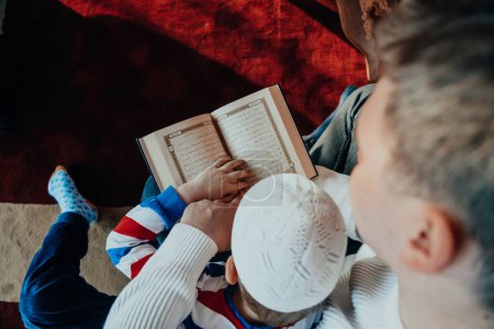Téléchargez les photos : Prière musulmane père et fils dans la mosquée prier et lire le livre de houx coran ensemble concept d'éducation islamique. - en image libre de droit