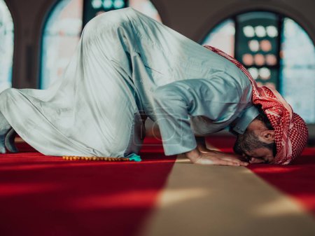Téléchargez les photos : Un musulman qui prie dans une mosquée moderne pendant le mois sacré du Ramadan. - en image libre de droit