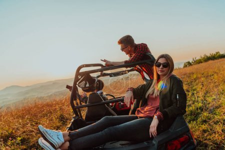 Téléchargez les photos : Group young happy people enjoying beautiful sunny day while driving a off road buggy car on mountain nature. - en image libre de droit