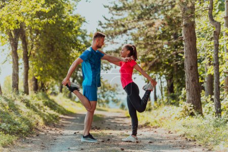 Téléchargez les photos : Couple jouissant d'un mode de vie sain échauffement et étirement avant le jogging. - en image libre de droit