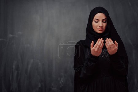 Téléchargez les photos : Portrait of young Muslim woman making dua. High quality photo - en image libre de droit