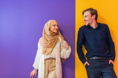 Téléchargez les photos : Portrait de jeune femme musulmane couple en robe à la mode avec hijab isolé sur fond coloré représentant la mode islam moderne et concept de Ramadan Kareem
. - en image libre de droit