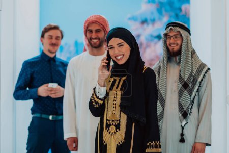 Foto de Group portrait of muslim businessmen and businesswoman. High quality photo - Imagen libre de derechos