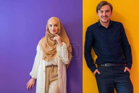 Téléchargez les photos : Portrait de jeune femme musulmane couple en robe à la mode avec hijab isolé sur fond coloré représentant la mode islam moderne et concept de Ramadan Kareem
. - en image libre de droit