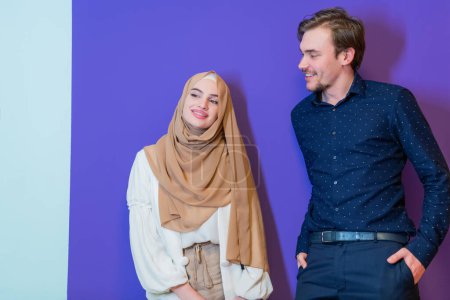 Téléchargez les photos : Portrait de heureux jeune couple musulman debout isolé sur fond coloré. - en image libre de droit